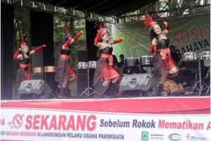 Kesenian tradisional meriahkan sosialisasi bahaya rokok.